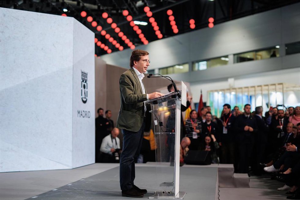 El alcalde de Madrid, José Luis Martínez-Almeida, interviene durante la celebración del Día de Madrid en Fitur 2024