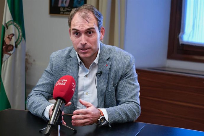 Archivo - El coordinador general de IU Andalucía y diputado de Sumar por Málaga, Toni Valero, en una imagen de una entrevista con Europa Press.