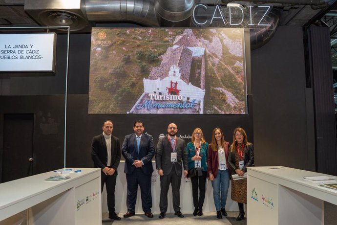 El delegado territorial de Turismo, Cultura y Deporte de la Junta de Andalucía en Cádiz, Jorge Vázquez, participa en Fitur 2024 junto a responsables de la Diputación de Cádiz para presentar la ruta Eurovelo 8.