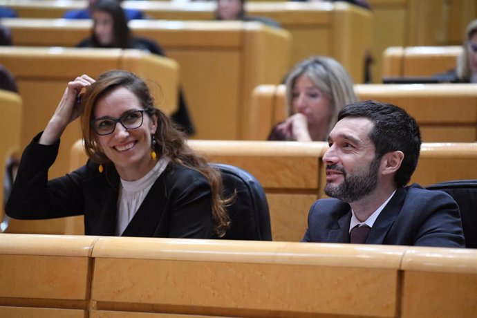 Archivo - (I-D) La ministra de Sanidad, Mónica García y el ministro de Derechos Sociales, Consumo y Agenda 2030, Pablo Bustinduy, en el Senado.