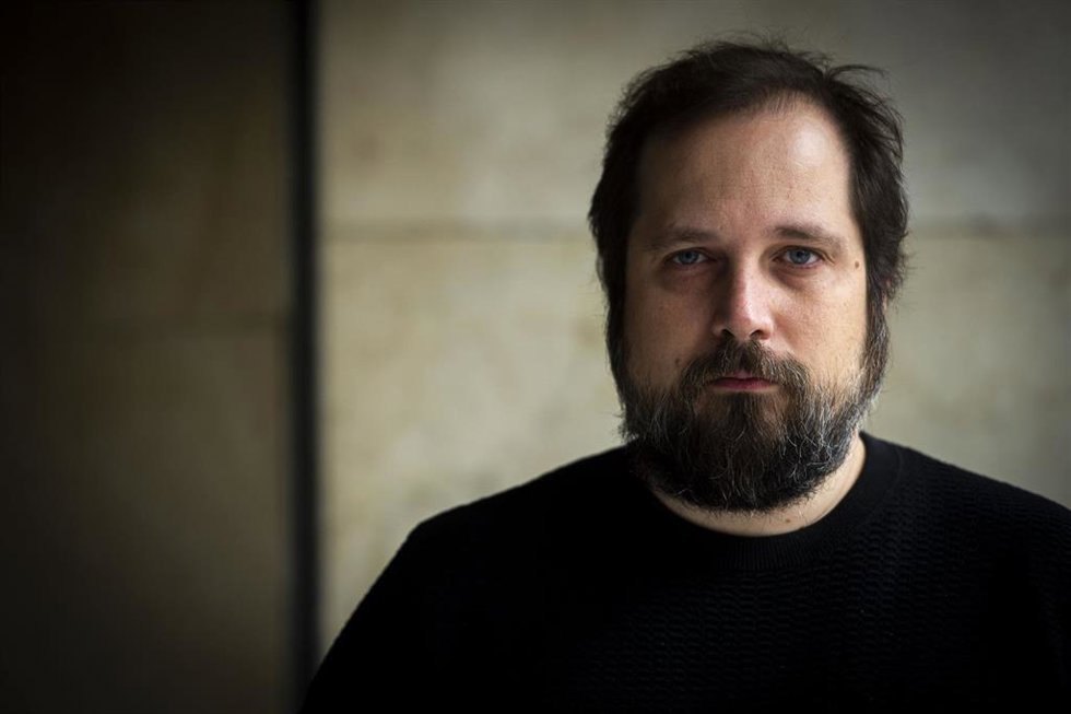 Archivo - El director Carlos Vermut posa durante una entrevista para Europa Press en los cines Renoir Princesa, a 22 de noviembre de 2022, en Madrid (España), en una foto de archivo