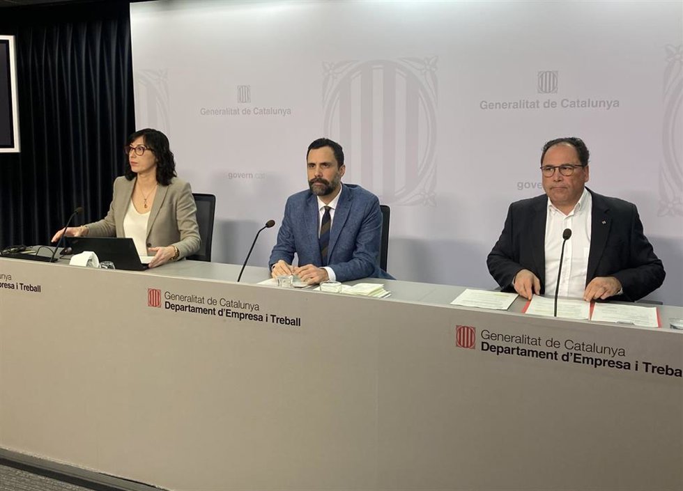 El conseller de Empresa y Trabajo de la Generalitat, Roger Torrent; el seccretario de Trabajo, Enric Vinaixa, y la directora del Observatori del Treball i el Model Producti, Manuela Redondo.