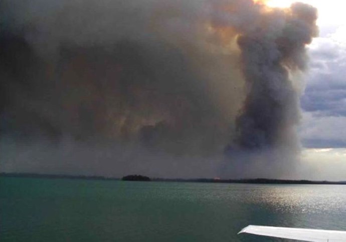 Foto d'un incendi amb el mar en primer plnol.