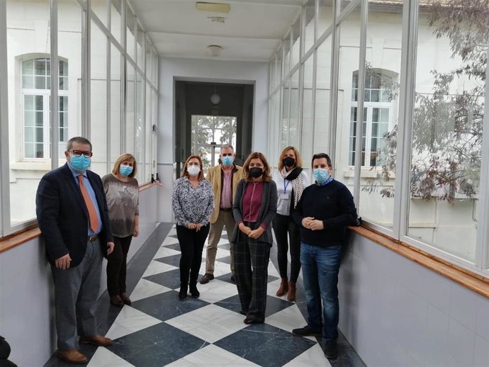 Archivo - Botella (centro), en una visita al Centro de Salud de Peñarroya, en una imagen de archivo.