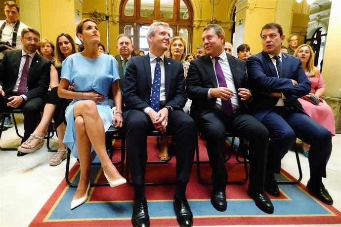Archivo - (I-D) La presidenta de Navarra, María Chivite; el presidente de la Xunta de Galicia, Alfonso Rueda; el jefe del Ejecutivo de Castilla-La Mancha, Emiliano García-Page, y el presidente de la Junta de Castilla y León, Alfonso Fernández Mañueco, d