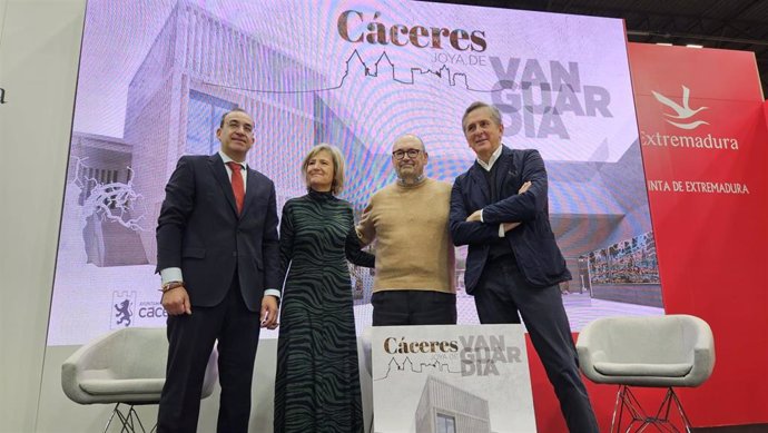 El alcalde de Cáceres, Rafael Mateos; la consejera de Turismo de la Junta, Victoria Bazaga, y los arquitectos Paxti Mangado y Emiio Tuñón, en la presentación de Fitur