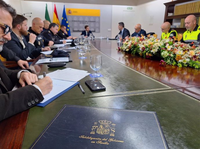 Reunión por el dispositivo de seguridad para el Sevilla-Osasuna presidida por el subdelegado Francisco Toscano.