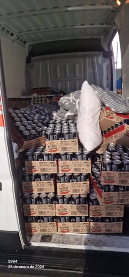 Los agentes contabilizaron un total de 4.824 latas de cerveza en la furgoneta.