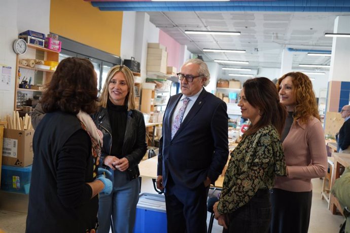 La consejera de Política Social, Familias e Igualdad, Conchita Ruiz, junto al presidente de la Fundación Jesús Abandonado, José Manuel Martínez, durante la inauguración del nuevo centro