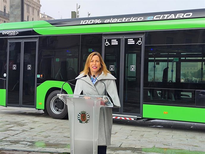 La alcaldesa de Zaragoza, Natalia Chueca, reunida en la plaza del Pilar