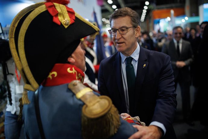 El presidente del PP, Alberto Núñez Feijóo, en el estand de Aragón en Fitur 2024, en IFEMA Madrid, a 26 de enero de 2024, en Madrid, (España). Con el lema 'Aragón, mil sabores y un destino', la comunidad lleva en esta edición de Fitur, al mayor escapara