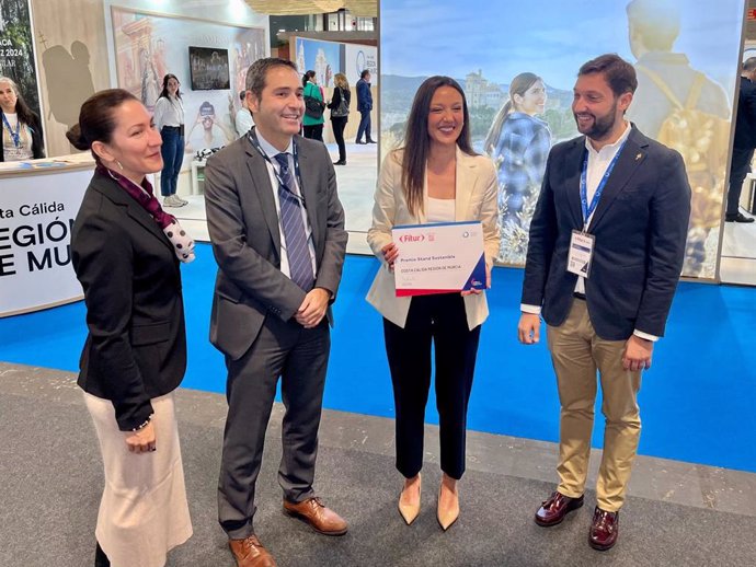 La consejera Carmen Conesa, con la acreditación del premio al mejor estand sostenible en Fitur.