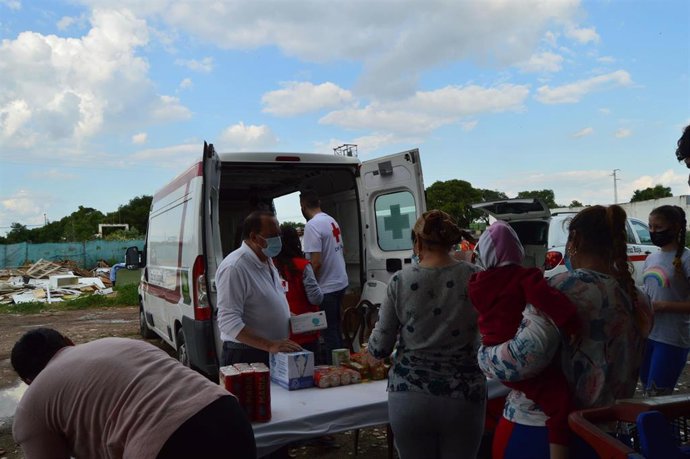 Atención a personas que viven en asentamientos por voluntariado de Cruz Roja.