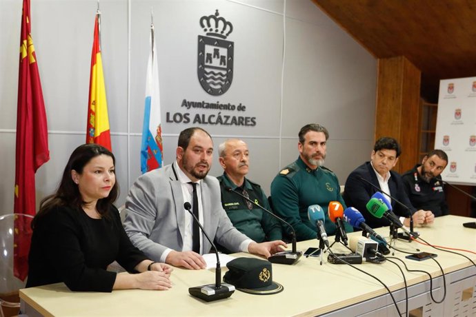 Los abogados de la familia, representantes de la Guardia Civil y el alcalde de Los Alcázares, Mario Pérez Cervera, en una rueda de prensa