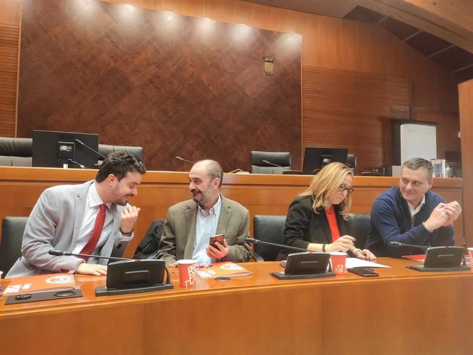 El secretario general del PSOE de Aragón, Javier Lambán, preside la reunión del Grupo Parlamentario Socialista en las Cortes junto a los diputados Darío Villagrasa, Mayte Pérez y Fernando Sabés.