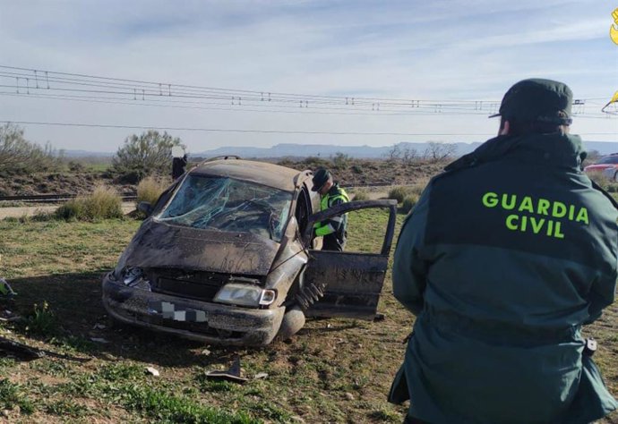 Agentes de la Guardia Civil junto al vehículo accidentado.