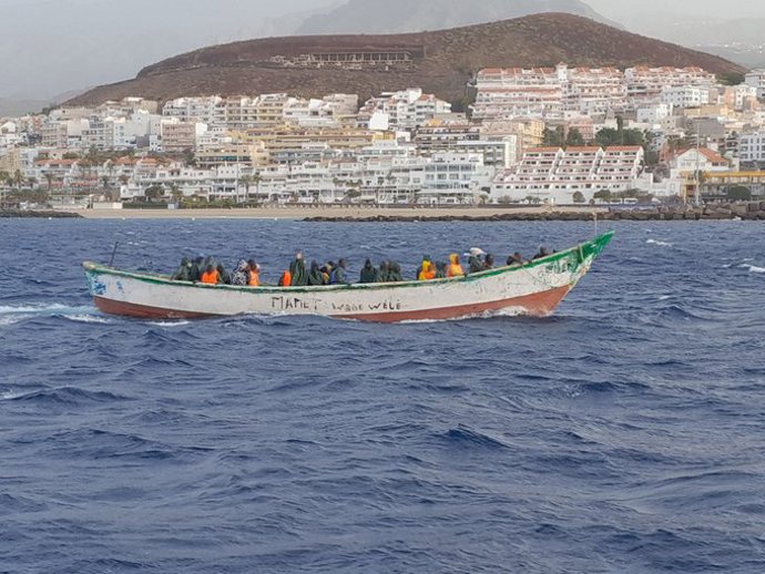 Cayuco localizado cerca del puerto de Los Cristianos
