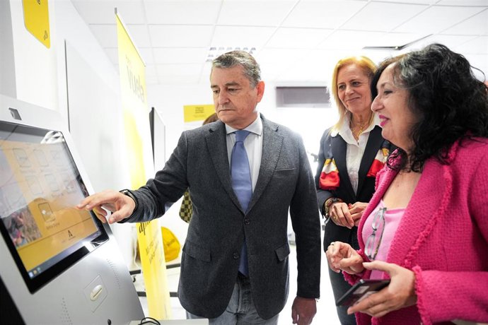 El consejero de la Presidencia, Interior, Diálogo Social y Simplificación Administrativa, Antonio Sanz (i), junto a la alcaldesa de Bormujos, Lola Romero (c), durante la inauguración del Punto Vuela de la localidad. 
