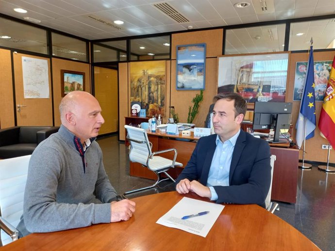 El delegado de Desarrollo Educativo y FP de la Junta en Huelva, Carlos Soriano, y el director del IES Alonso Sánchez, Fidel Ledesma.