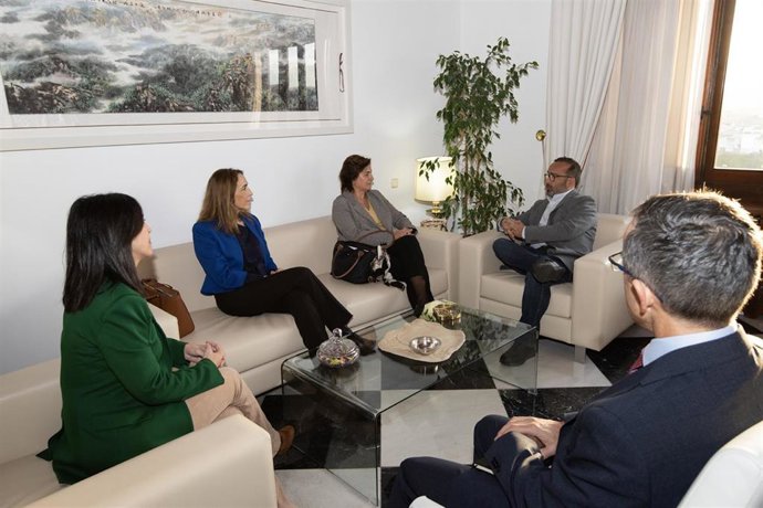 El presidente de la Diputación de Cáceres, Miguel Ángel Morales reunido con la cónsul general de Portugal en Sevilla, Claudia Boesch y la consejera de Cultura de la Embajada de Portugal en España, Patricia Severino