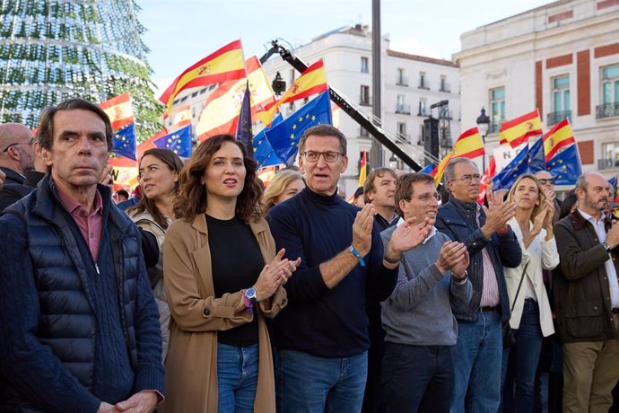 Archivo - El expresidente del Gobierno José María Aznar; la presidenta de la Comunidad de Madrid, Isabel Díaz Ayuso; el presidente del PP, Alberto Núñez Feijóo; y el alcalde de Madrid, José Luis Martínez-Almeida; durante una manifestación contra la amni