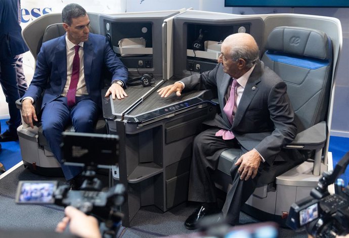 El presidente del Gobierno, Pedro Sánchez (i), y el presidente de Globalia, Juan José Hidalgo (d), en el estand de Air Europa durante Fitur