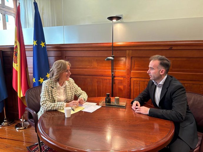 La diputada del PP Pilar Fernández Pardo junto al presidente del presidente del Colegio de Podólogos de Asturias, Héctor Cueto.