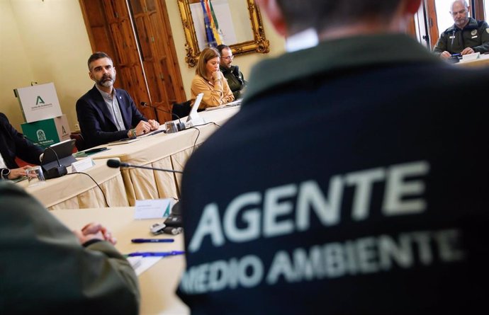 El consejero de Sostenibilidad, Medio Ambiente y Economía Azul, Ramón FernándezPacheco (i), durante la reunión con los coordinadores de los Agentes de Medio Ambiente de Andalucía. 