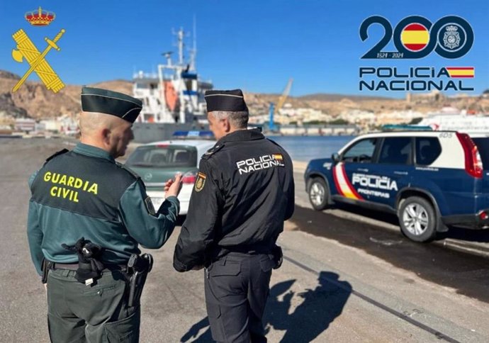 Agentes de Guardia Civil y Policía Nacional en el puerto de Almería