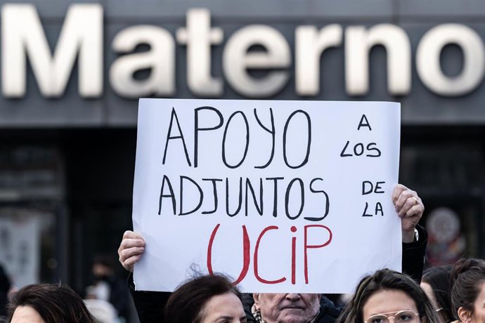 Un hombre sujeta una pancarta durante una manifestación tras el cierre de la UCI pediátrica del Hospital Universitario La Paz