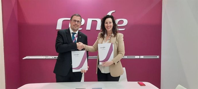 El presidente de Renfe, Raül Blanco, y la alcaldesa de Almería, María del Mar Vázquez, firman un acuerdo en Fitur.