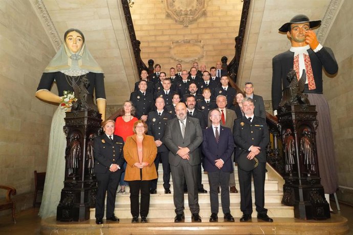 Foto de familia durante el acto de toma de posesión de nuevos inspectores y oficiales de la Policía Local de Palma.