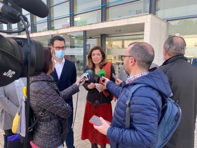 Archivo - Botella, en una visita al Hospital de Puente Genil, en una imagen de archivo.