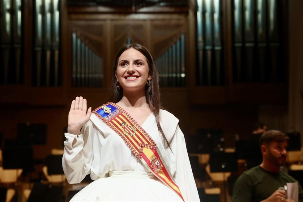 La fallera mayor de Valncia, M Estela Arlandis, en el ensayo del acto de exaltación