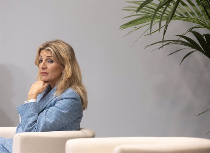 La vicepresidenta segunda del Gobierno y ministra de Trabajo y Economía Social, Yolanda Díaz, durante la firma del acuerdo para la subida del 5% del Salario Mínimo Interprofesional (SMI), a 17 de enero de 2024, en Madrid (España).