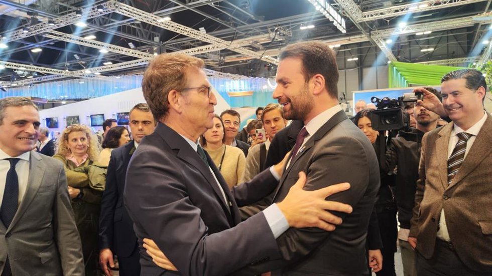 El presidente del PP nacional, Alberto Núñez Feijóo y el presidente del PP de Asturias, Álvaro Queipo en Fitur.