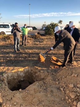 Colocación de la primera piedra del tanatorio de Mairena del Alcor.