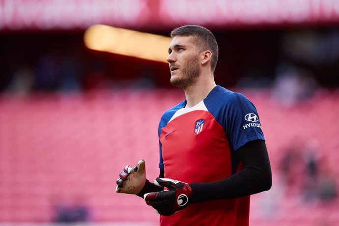 Archivo - Ivo Grbic of Atletico de Madrid looks on prior the LaLiga EA Sports match between Athletic Club and Atletico de Madrid at San Mames on December 16, 2023, in Bilbao, Spain.