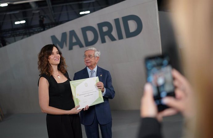 La presidenta de la Comunidad de Madrid, Isabel Díaz Ayuso, recibe el título de Capital Europea de la Cultura Gastronómica 2024 para la región