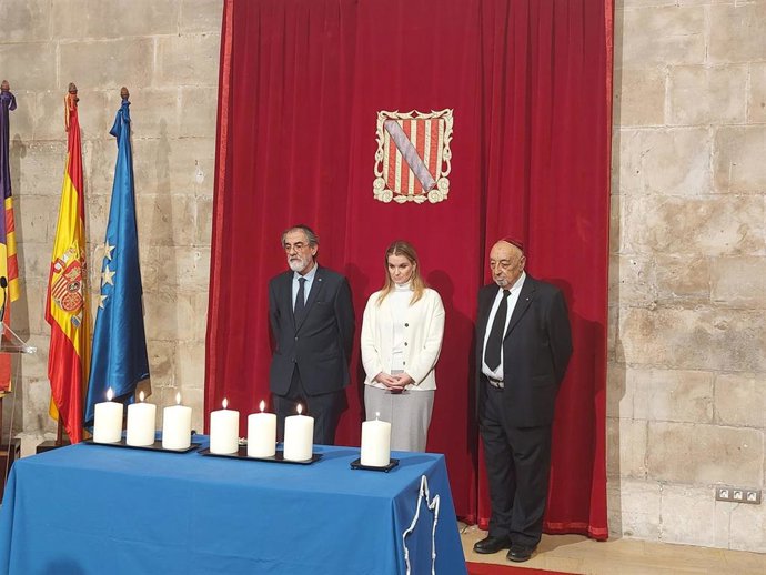 (I-D)  El Presidente De La Comunidad Judía De Baleares, Ari Molina, La Presidenta Del Govern, Marga Prohens, Y El Vicepresidente De La Comunidad Judía En Las Islas, Miquel Segura, En Un Acto Por Las Víctimas Del Holocausto Y Del 7 De Octubre