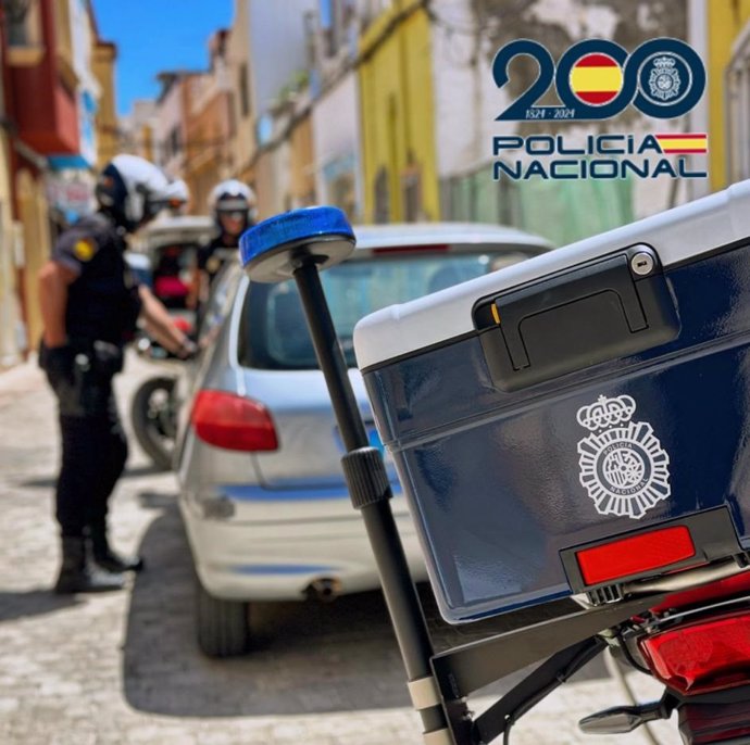 Agentes de la Policía Nacional en Almería.