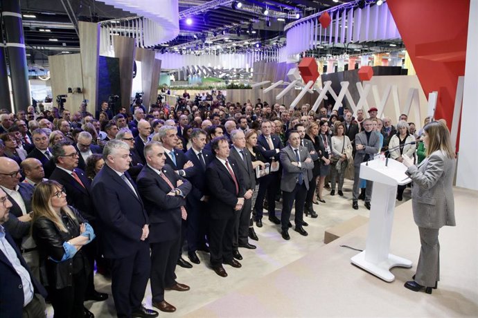 La presidenta, María José Sáenz de Buruaga, da un discurso en el Día de Cantabria en Fitur