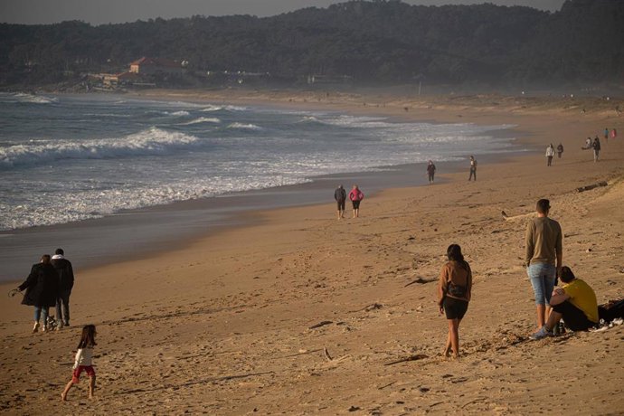 Archivo - Varias personas disfrutan de las altas temperaturas en la playa de A Lanzada, a 25 de enero de 2024, en Sanxenxo, Pontevedra, Galicia (España). 
