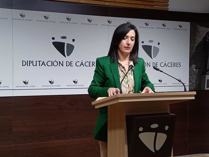 La vicepresidenta Primera de la Diputación de Cáceres, Esther Gutiérrez, en la rueda de prensa anterior al Pleno ordinario de enero