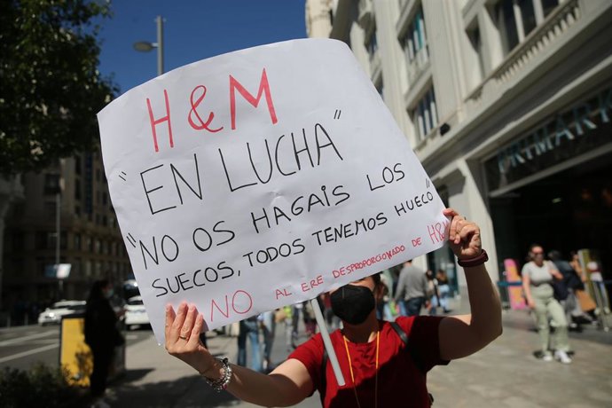 Archivo - Varios trabajadores y trabajadoras de H&M se manifiestan durante unos paros parciales.