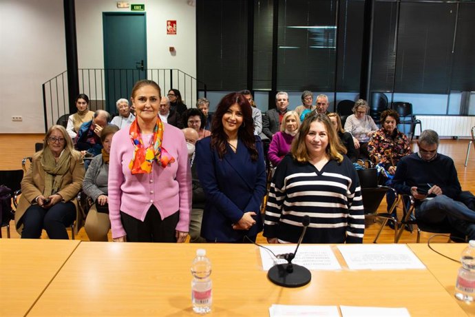La regidora de Personas Mayores, Interculturalidad e Igualdad de Oportunidades, Luisa Marqués, durante la sesión celebrada con este colectivo en el Centro de Flassaders.