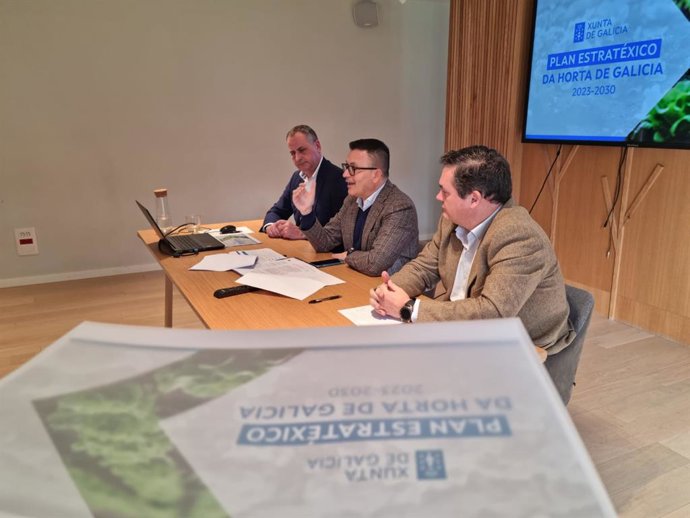 El conselleiro do Medio Rural, José González, mantiene un encuentro con el serctor para la puesta en consideración del Plan Estratéxico da Horta.