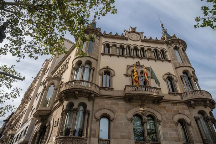 Archivo - La fachada del Círculo Ecuestre.