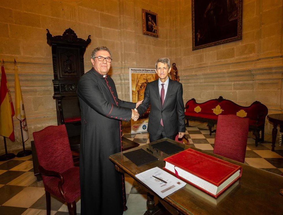 El presidente de la Fundación Bancaria Unicaja, José M. Domínguez, y el deán-presidente del Cabildo de la Catedral, Juan José Martín.