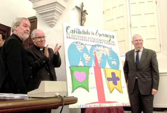 El arzobispo de Sevilla, José Ángel Saiz Meneses, flanqueado por Manuel Cuervo y el presidente del Consejo, Francisco Vélez.